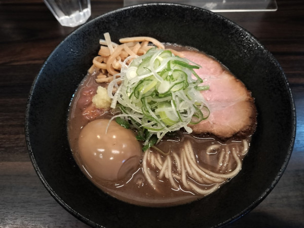 「イカと濃厚な煮干の中華そば そのまま食べられる替玉」@錦糸町中華そば さん式の写真