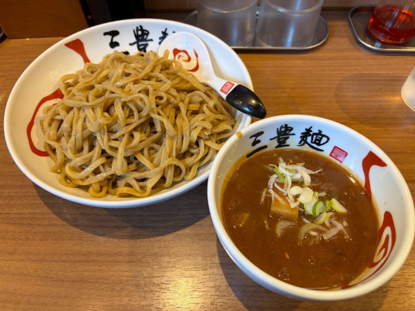 「赤濃厚魚介つけ麺(大盛) 990円」@三豊麺 人形町店の写真