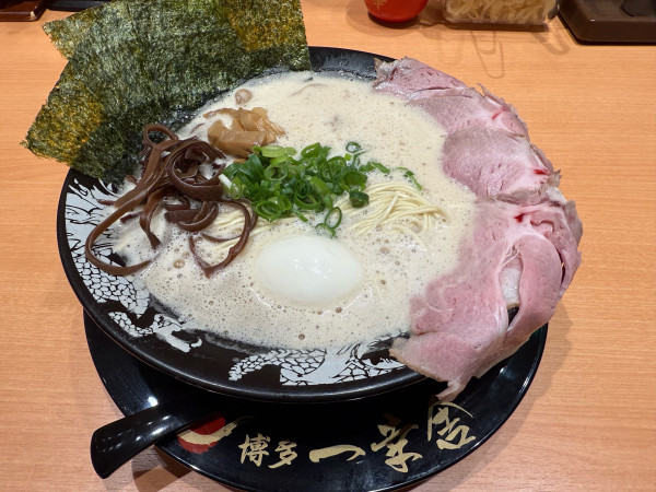 「濃厚豚骨スペシャルラーメン」@博多一幸舎 福岡空港国内ターミナル店の写真