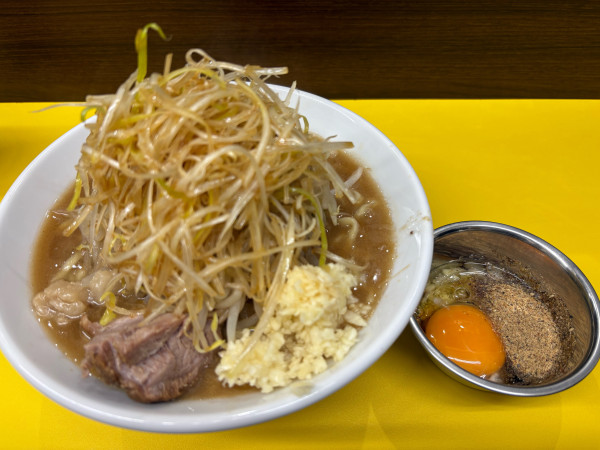 「1番セット1300円 ラーメン小、味ネギ、生姜少なめ、スキヤキ玉」@豚が1番⭐︎脂が2番の写真