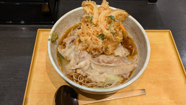 「香味肉うどんそば変更、かき揚げ」@小諸そば 水道橋店の写真