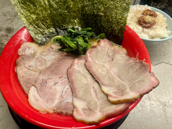 「家系チャーシューメン  大盛」@吉祥寺 武蔵家 熊谷店の写真