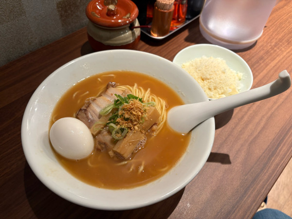 「特製鶏白湯そば + ミニ後入れチーズご飯」@鶏白湯 賚神の写真