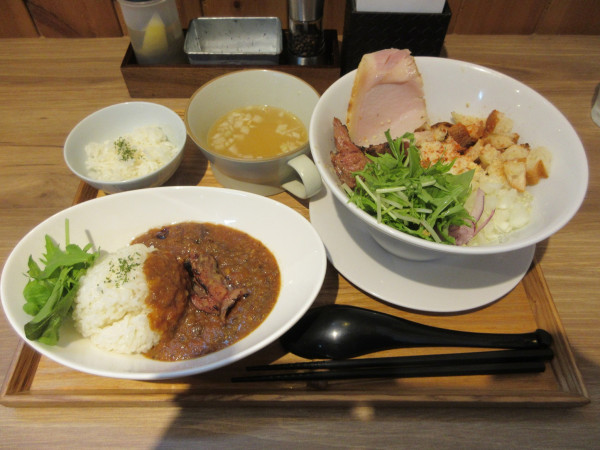 「牛ＤＡＳＨＩまぜＳＯＢＡ　カレー丼セット　１３８０円」@フレンチラーメンの店 MATOYAの写真