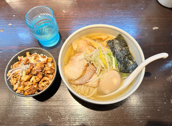 「特製ゆず白醤油らーめんと炙りチャーシューご飯」@麺処 びぎ屋 磐田店の写真