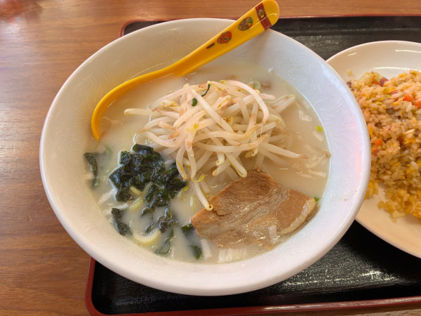 「豚骨ラーメン、ニンニクチャーハン(990円)」@台湾料理 紅灯籠の写真