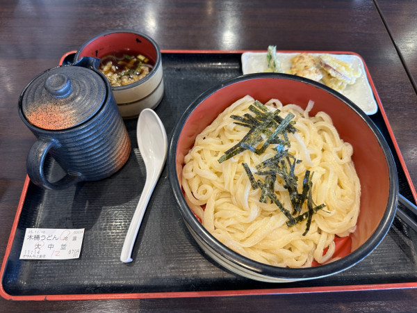 「冷木桶うどん（1人前・大盛600g＋天ぷら食べ放題）870円」@きやんち アグリパーク上里店の写真