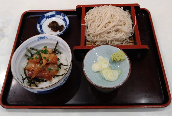 「ぶりまさ柚子醤油漬け丼セット【季節の品】＋豚もつ煮」@そば処 大村の写真
