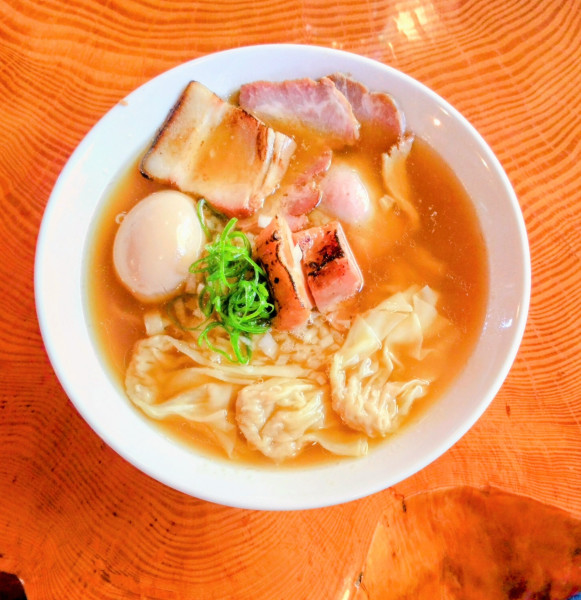 「味玉チャーシュー煮干しそば（手揉み麺＋ワンタン3個）」@FOOD TRUCK むべの写真
