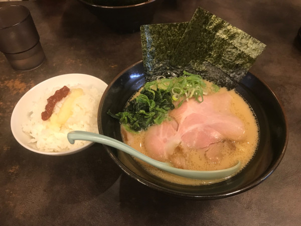 「らーめん 750円＋小ライス 150円」@ゑびす 妙蓮寺店の写真