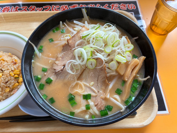 「喜多方みそラーメンと金のミニチャーハン(1350円)」@中郷サービスエリア 下り スナックコーナーの写真
