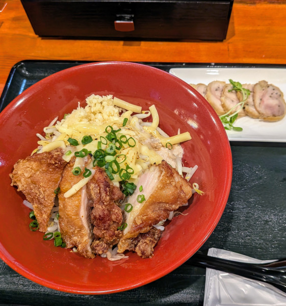 「炙りチーズ鶏あぶら麺＋鶏唐揚げ鶏チャーシュー」@あぶら麺 とりどりの写真