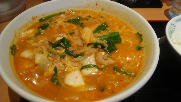 「チゲ味噌ラーメン 790円＋半ライス 150円」@日高屋 春日駅前店の写真