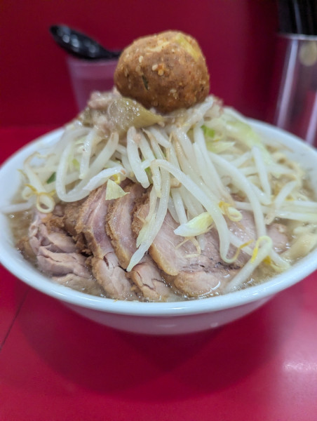 「小豚入り+ごま玉」@ラーメン二郎 生田駅前店の写真