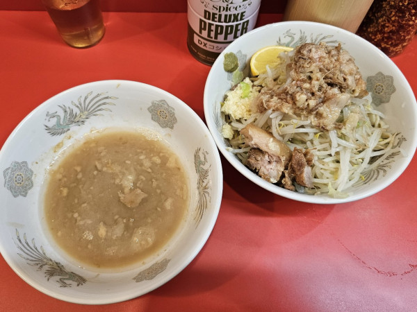 「小つけ麺（うぐいすつけ麺＋かぼす）ニンニクアブラ　1000円」@ラーメン二郎 朝倉街道駅前店の写真