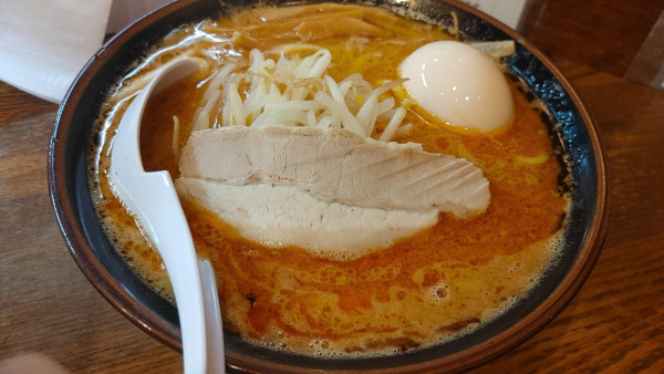 「信州味噌らあめん　太麺　２辛　味玉トッピング」@らあめん 寸八 総本店の写真