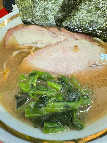 「ラーメン900円＋半ライス100円」@家系ラーメン王道家直伝 との丸家 香取店の写真