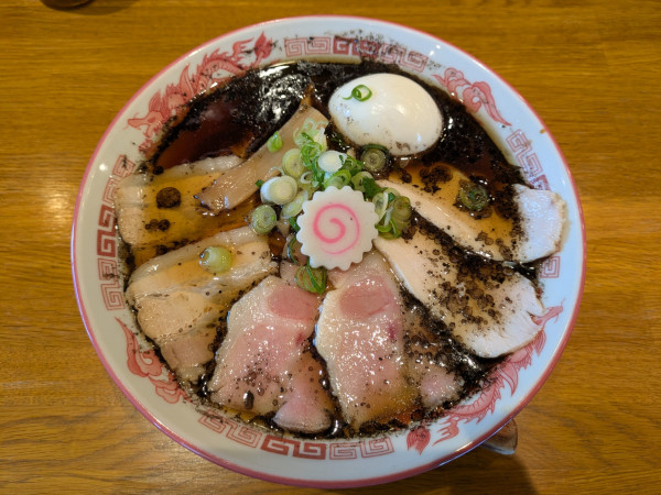 「黒い中華そば＋チャーシューハーフ＆味玉」@らーめんニュー直方の写真