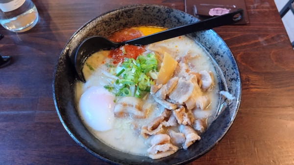 「豚玉豚骨(赤マー油トピ)」@麺処 匠 二代目の写真