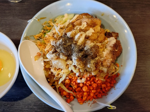 「汁なし豚MAX-改-（ニンニク抜き、アブラ多め、辛揚げ多め）」@景勝軒 前橋総本店の写真