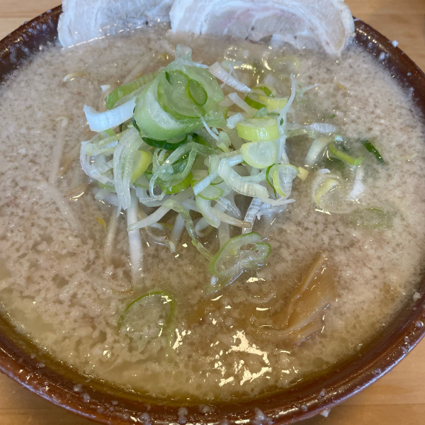 「らーめん 醤油 背脂2 880円 半麺-50円」@チャッチャ系らーめん もん吉の写真