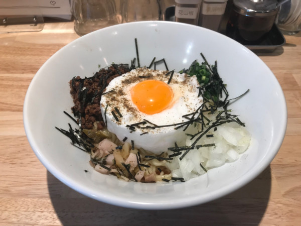 「肉味噌まぜそば 990円＋おいめし70g 110円」@香油まぜそば しろの写真