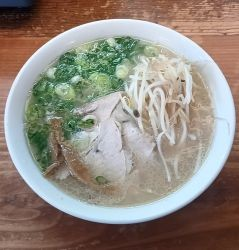 「牛骨醤油ラーメン・大山こむぎ麺」@とん楽 両三柳店の写真