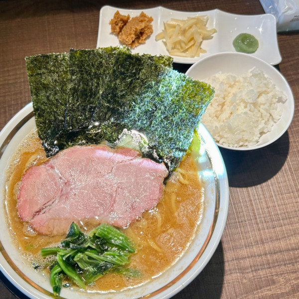 「ラーメン(やわらかめ・多め)+小ライス」@家系ラーメン王道家直伝 樹道家 水戸店の写真
