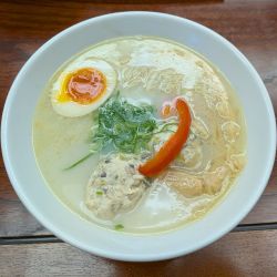軍鶏ラーメン（白湯）1,210円