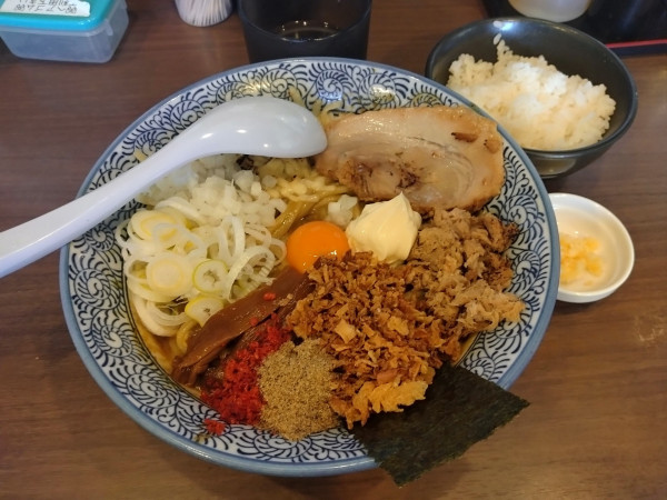 「カレーまぜそば¥1100+チーズニンニクマヨネーズ半ライス」@狼煙 東大宮店の写真