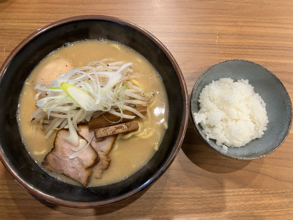 「味玉味噌ラーメン　半ライス」@味噌らーめん屋 ちょりんの写真
