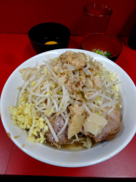「小汁なし900円全部 生卵100円ネギ100円」@ラーメン二郎 大宮公園駅前店の写真