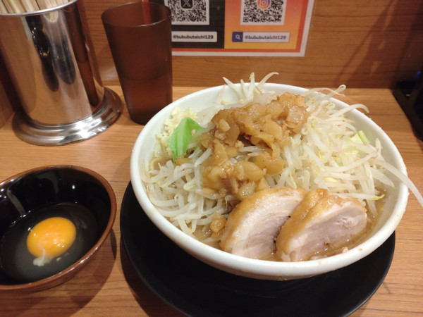 「ラーメンブタ２枚＋生卵」@ラーメン ぶた壱の写真