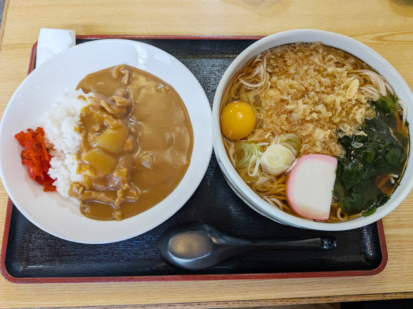 「カレーセット たぬきそば大（1,100円）＋生卵（50円）」@尾張屋の写真