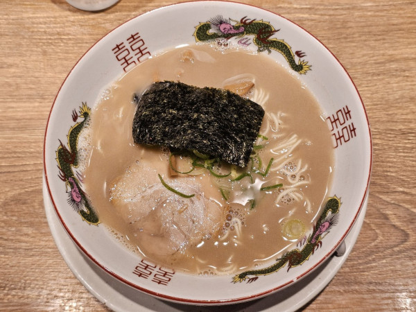 「博多豚骨ラーメン 980円」@らぁ麺すぎ本 福岡空港国内ターミナル店の写真