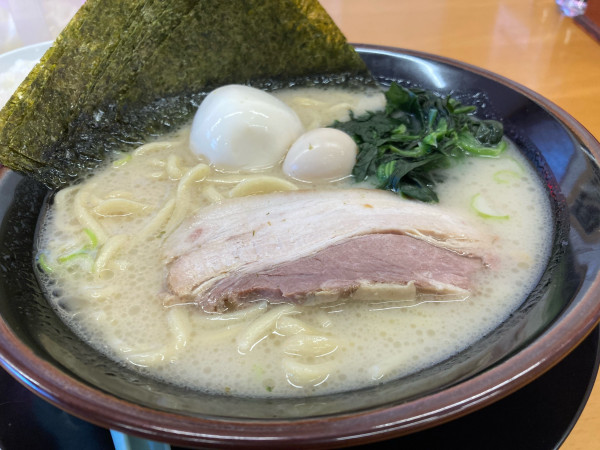 「塩味玉ラーメン🉐パスポート海苔増し、ランチタイムサービスライス」@横浜家系ラーメン 宮本商店 ひたちなか店の写真