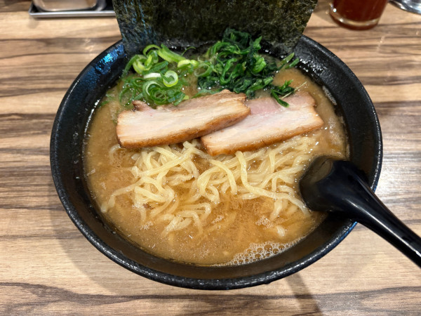 「大盛ラーメン　1060円」@横浜家系ラーメン まる金 石川家の写真