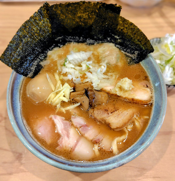 「特製生姜醤油ラーメン 1350円 ネギ 100円」@ラーメンパーク あずーるの写真
