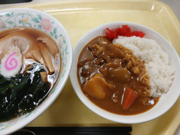 「ミニカレーとラーメンのセット 700円」@足立区役所 食堂の写真
