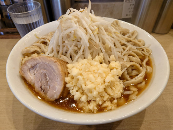 「醤油ラーメン麺増し700ｇ 豚バラマシ ニンニクマシ」@麺屋 味方 蒲田店の写真
