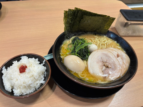 「たくみラーメン　大盛り」@横濱家系ラーメン たくみ家 下妻店の写真