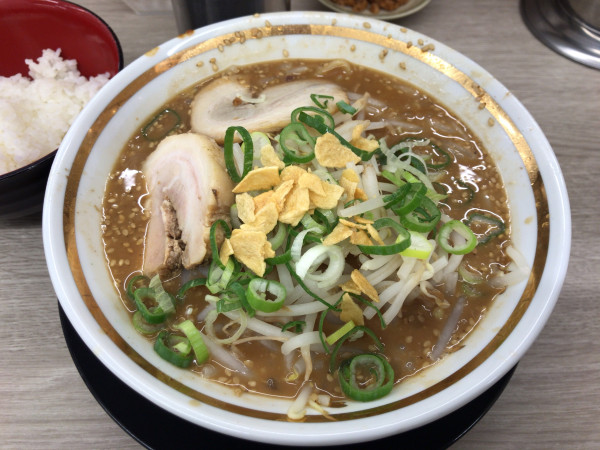 「味噌ラーメン(ふつう)+ライス 1100円」@王道家直伝 との丸家 越谷店の写真