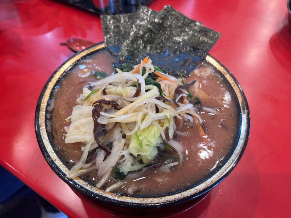 「ラーメン中盛＋野菜畑、固め濃いめ」@環2家の写真