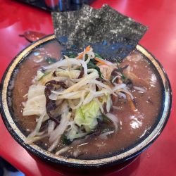 ラーメン中盛＋野菜畑、固め濃いめ