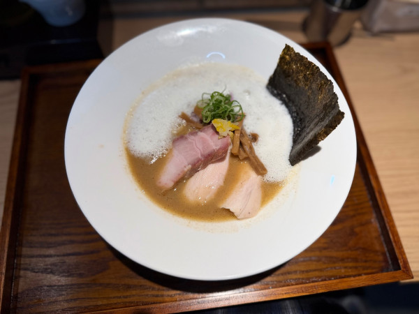 「白のとりこ2種類のチャーシュ1080円＋和え玉(白)300円」@麺屋周郷 鶏のとりこの写真