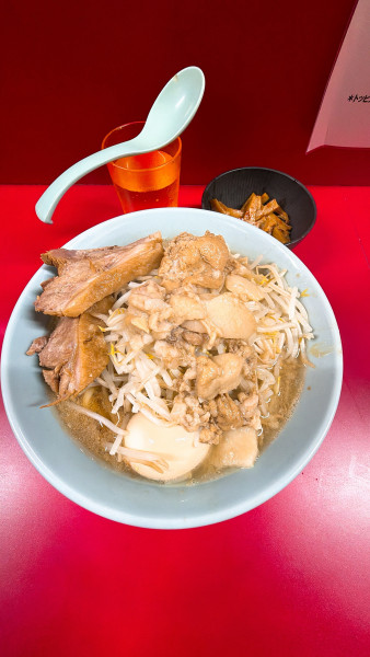 「ラーメン950メンマ150味玉100」@ラーメン二郎 新宿歌舞伎町店の写真