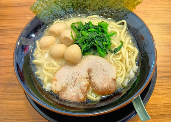 「家系ラーメン 塩 うずら」@横浜家系ラーメン 茅ヶ崎家の写真