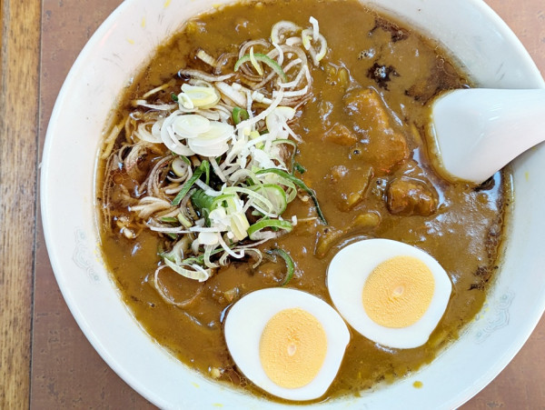 「カレーラーメン＋ゆで玉子」@珍來 亀戸店の写真