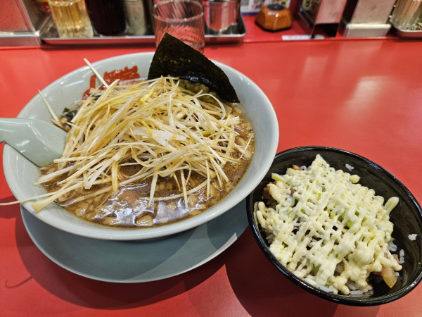 「プレミアム醤油とんこつラーメン+白髪ネギ+コロチャー」@ラーメン山岡家 日立東金沢店の写真