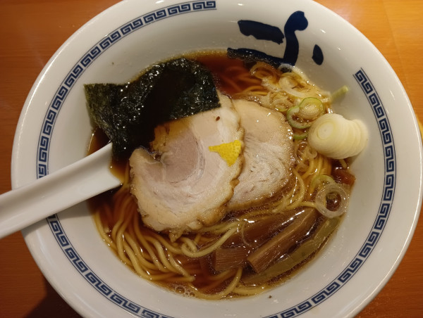 「らーめん・醤油（¥950）」@たけちゃんにぼしらーめん 調布店の写真